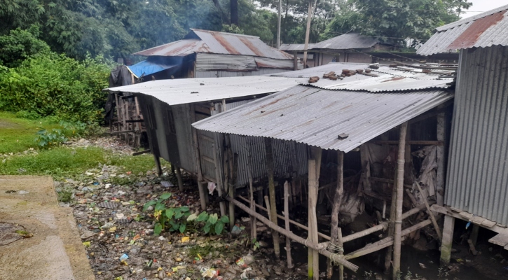 চরঠিকা খালের ওপর দোকানপাট-বসতি, ফেলা হচ্ছে আবর্জনা